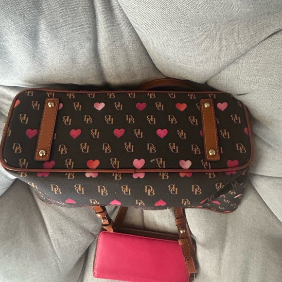 Dooney & Bourke Gretta signature heart tore with Florentine large fushia wallet - Picture 4 of 11